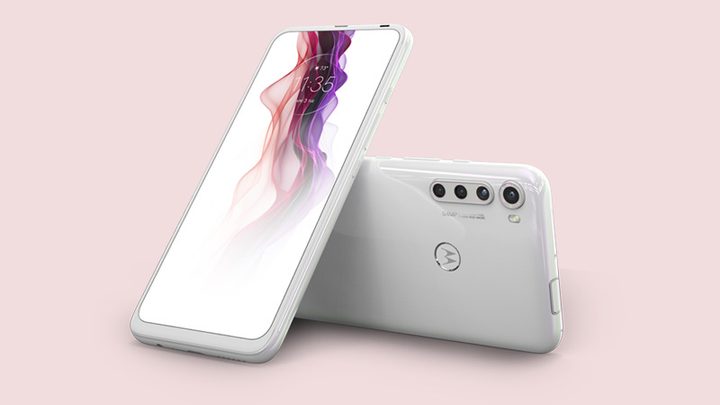 Motorola One Fusion Plus sobre fondo rosa