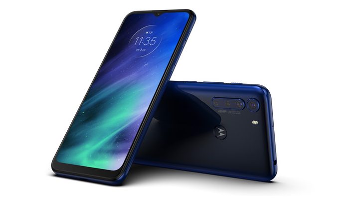 Motorola One Fusion sobre fondo blanco