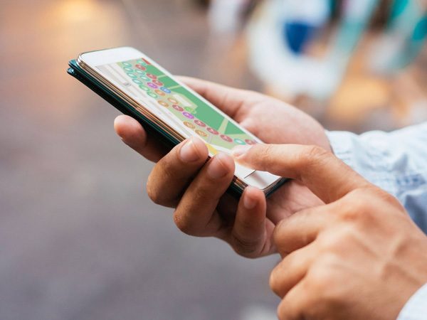 Usuario ejecuntando un mapa en su celular