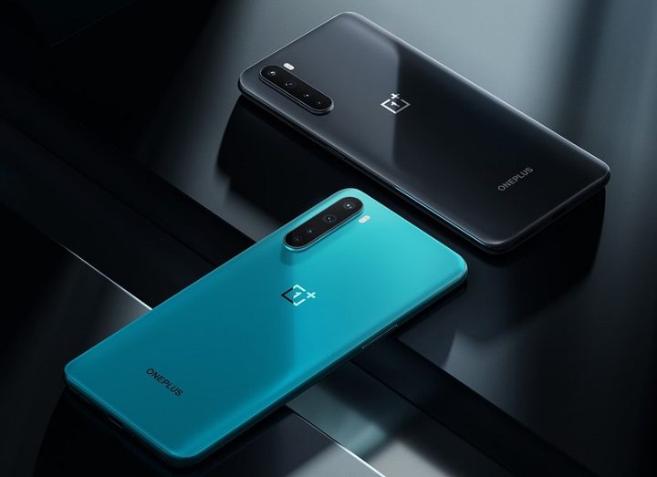 dos smartphones Oneplus Nord, uno azul y otro gris, sobre una mesa vistos por detrás