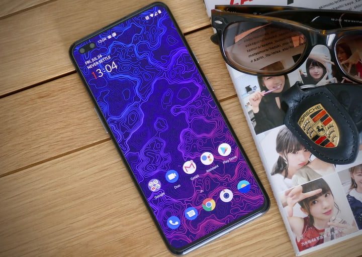 un teléfono OnePlus Nord sobre una mesa visto por delante