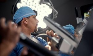 Médicos operan con robot