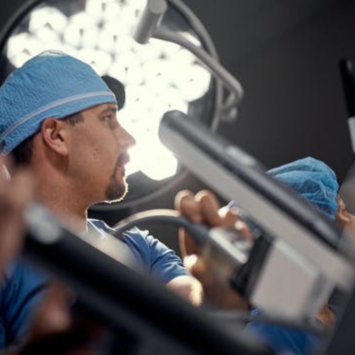 Médicos operan con robot