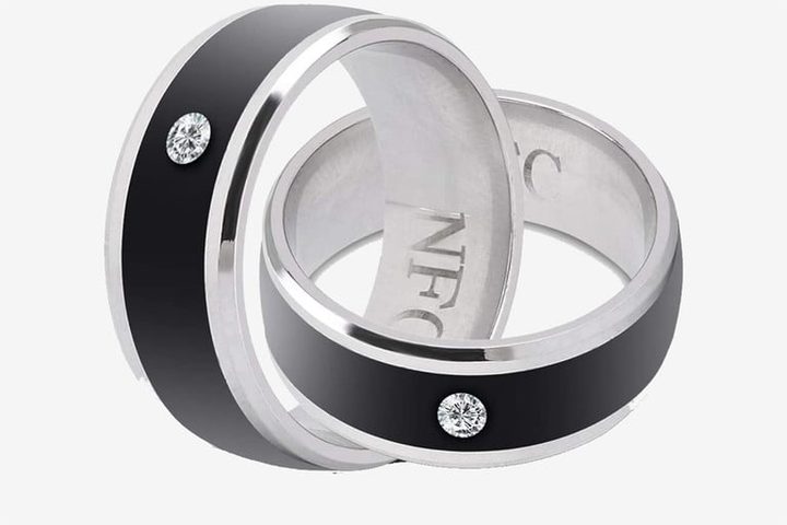 anillo inteligente Oumij Smart Ring de color negro y con una piedra imitación de diamante