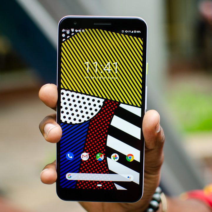 imagen que muestra una mano sujetando un Pixel 3a XL por la pantalla