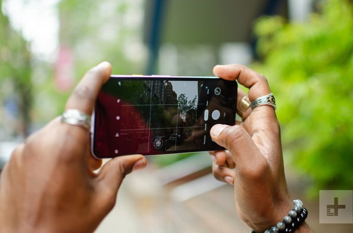 muestra unas manos sujetando un Pixel 3a XL y tomando una foto