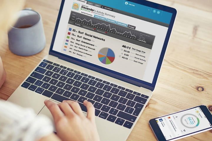 Las manos de una persona escribiendo en una laptop para configurar controles parentales