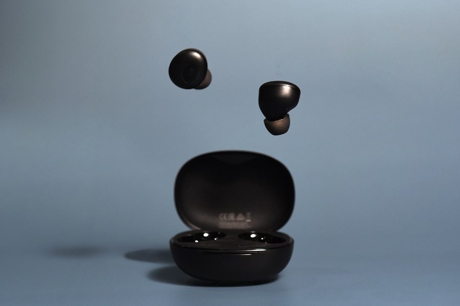 auriculares Realme Buds Q y su estuche negros