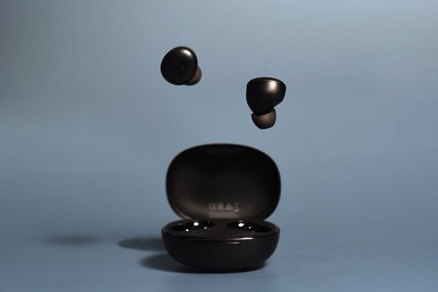 auriculares Realme Buds Q y su estuche negros