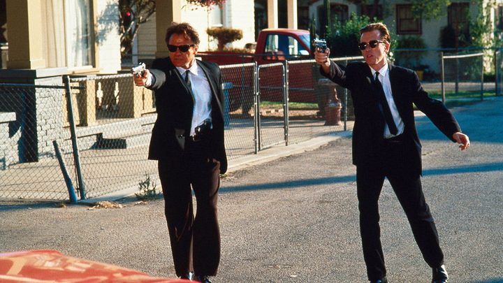 escena de Reservoir Dogs en la que dos de los atracadores disparan en la calle