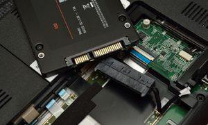 Laptop abierta para instalar SSD