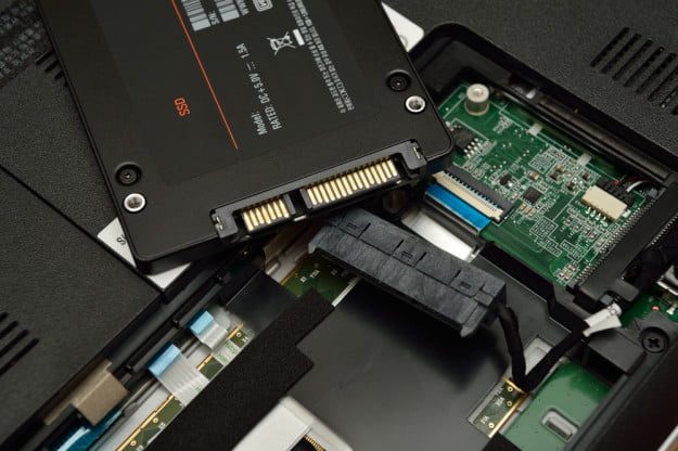 Laptop abierta para instalar SSD