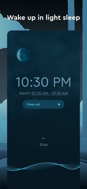 Captura de pantalla de la aplicación Sleep Cycle que muestra un reloj a las 10.30pm y un texto que dice "Despierta en un sueño ligero".