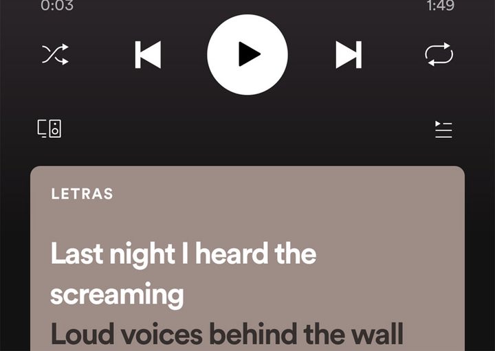 Interfaz que muestra la letra de canciones en Spotify.