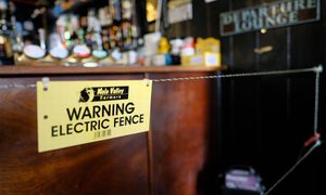 bar cerco electrico distanciamiento social star inn cornwall