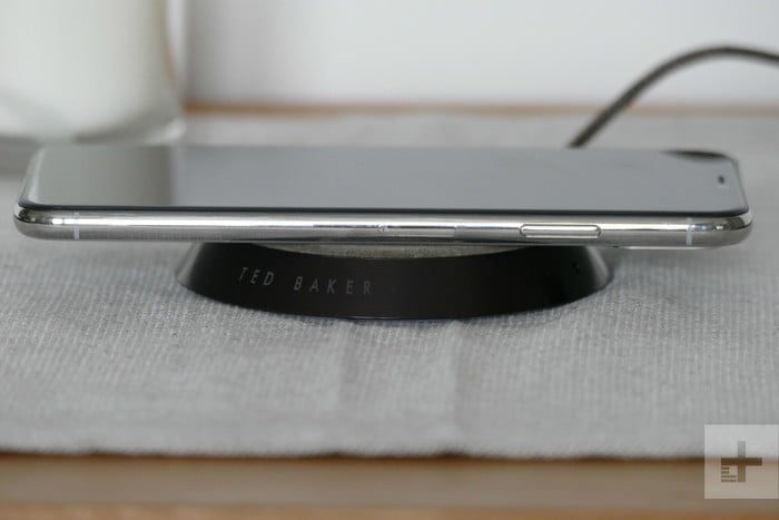 Ted Baker Connected Geeve Wireless Charger, uno de los mejores cargadores inal&aacute;mbricos para el celular 2