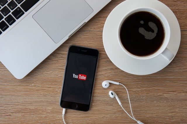 un teléfono y unos audífonos para escuchar música de youtube
