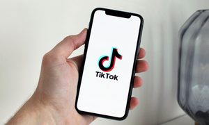 TikTok, multada por recopilar datos de niños y adolescentes