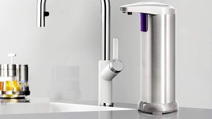 Dispensador de jabón sin contacto TROPRO al lado de un grifo de un fregradero
