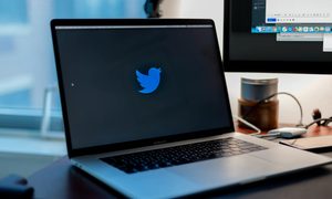 Una computadora con el logo de Twitter