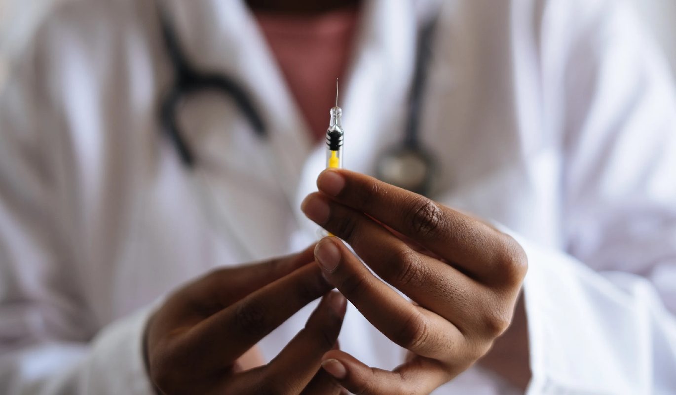 Una persona sostiene una vacuna contra el COVID-19