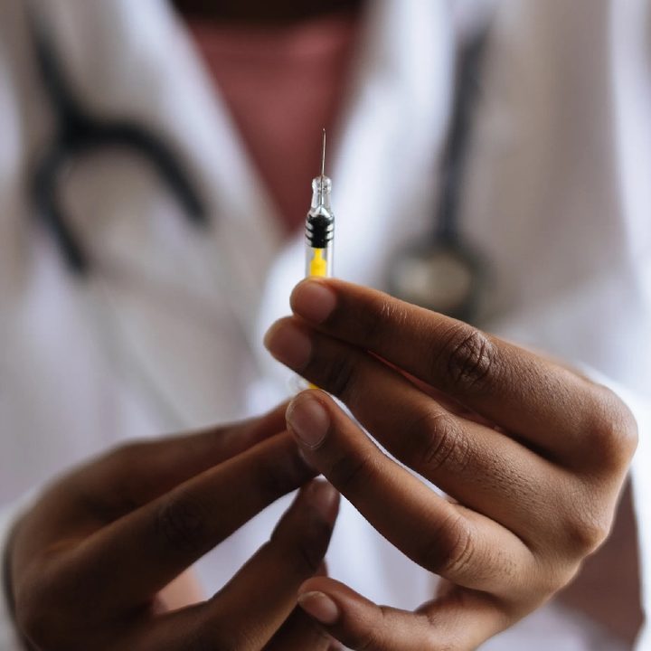 Una persona sostiene una vacuna contra el COVID-19