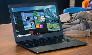 Laptop sobre una mesa para conocer los atajos de teclado para Windows 10