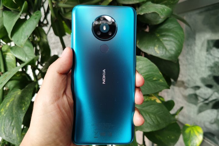 Usuario sosteniendo el Nokia 5.3