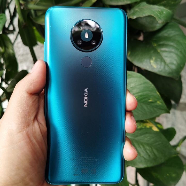 Usuario sosteniendo el Nokia 5.3