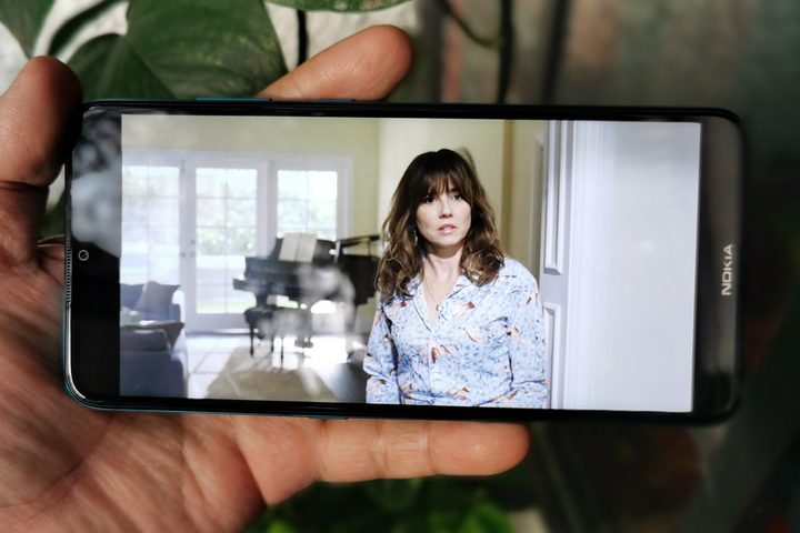 Usuario sosteniendo el Nokia 5.3