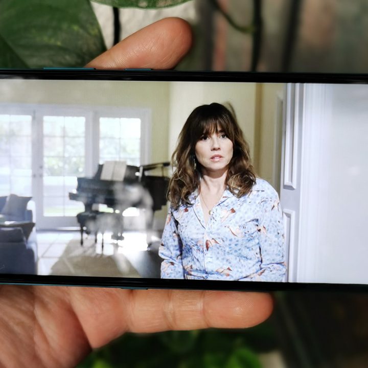 Usuario sosteniendo el Nokia 5.3