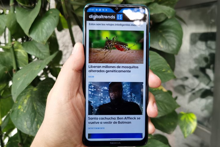 Usuario sosteniendo el Nokia 5.3