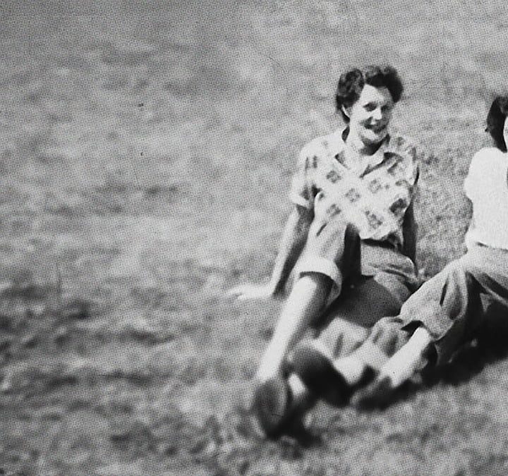 Imagen en blanco y negro del documental A secret Love en la que aparecen las dos protagonistas sentadas en un campo