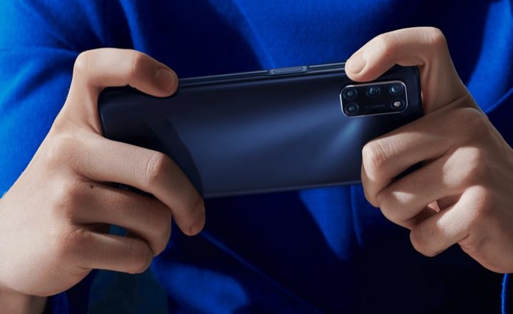 Usuario sostiene el Oppo A72