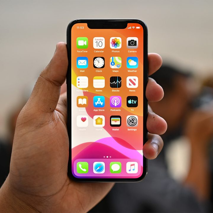 Una mano sostiene un iPhone 11 Pro.