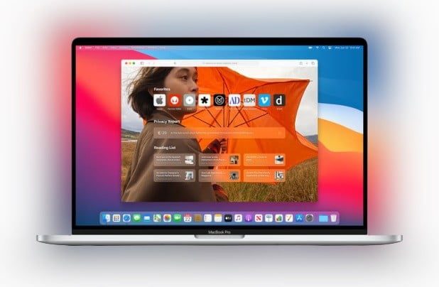 MacBook Pro mostrando Safari para revisar todo sobre MacOS Big Sur