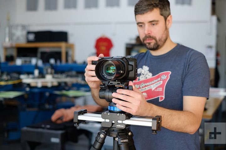 Un hombre ajustando la cámara Blackmagic Design Pocket Cinema Camera 4K, una de las mejores video cámaras para 2020