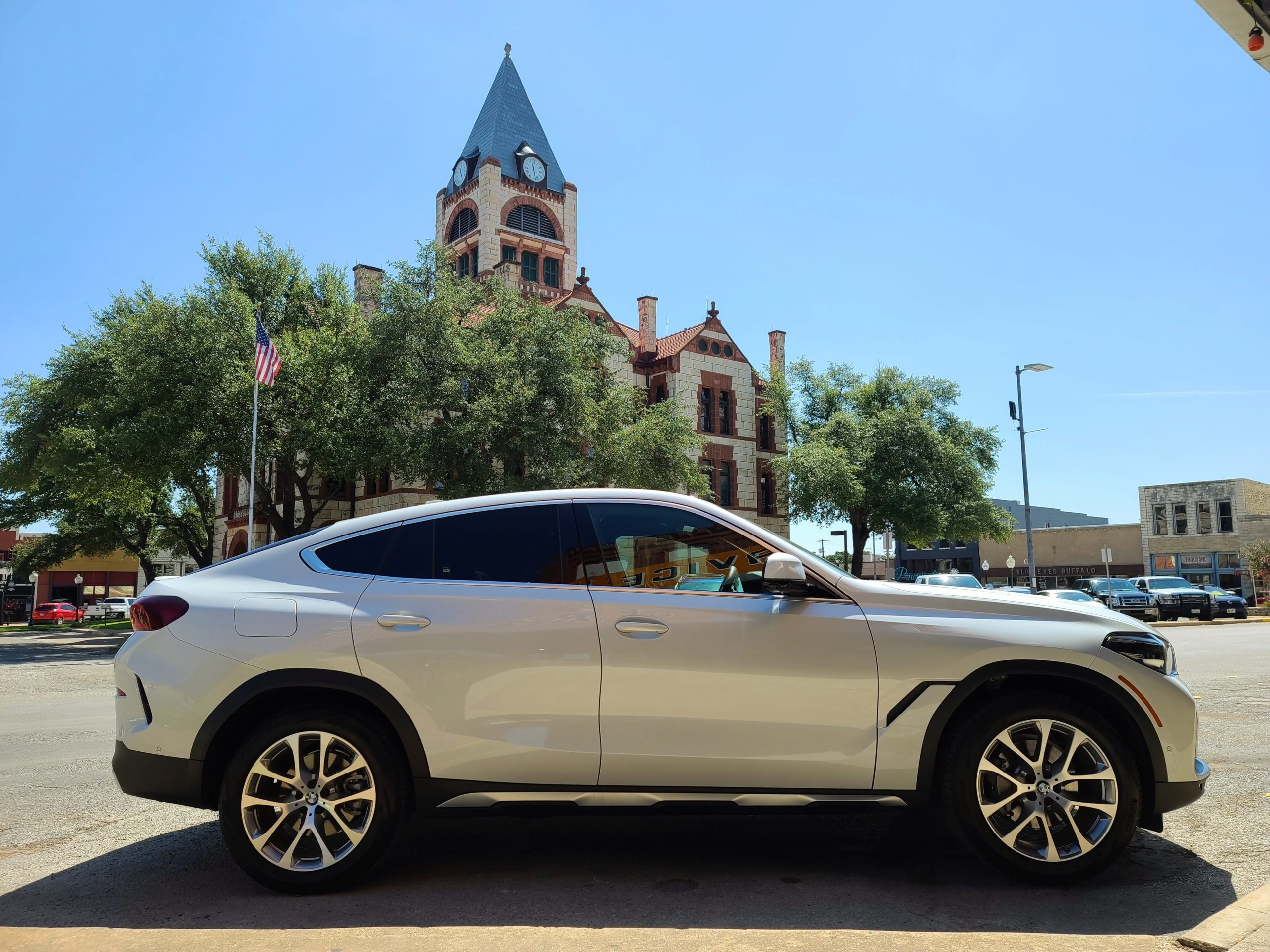 manejando bmw x6 blanco 2