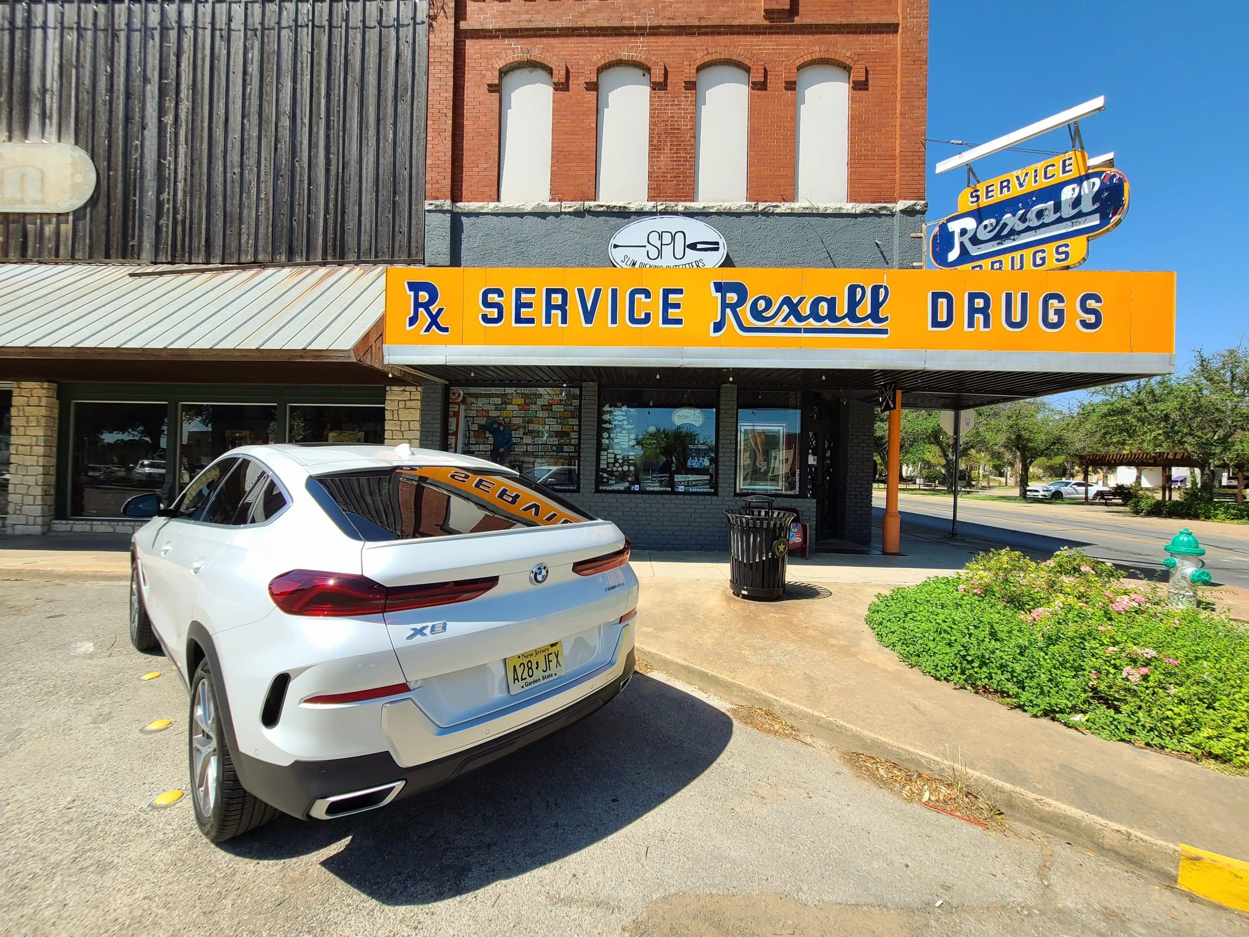 manejando bmw x6 blanco 3