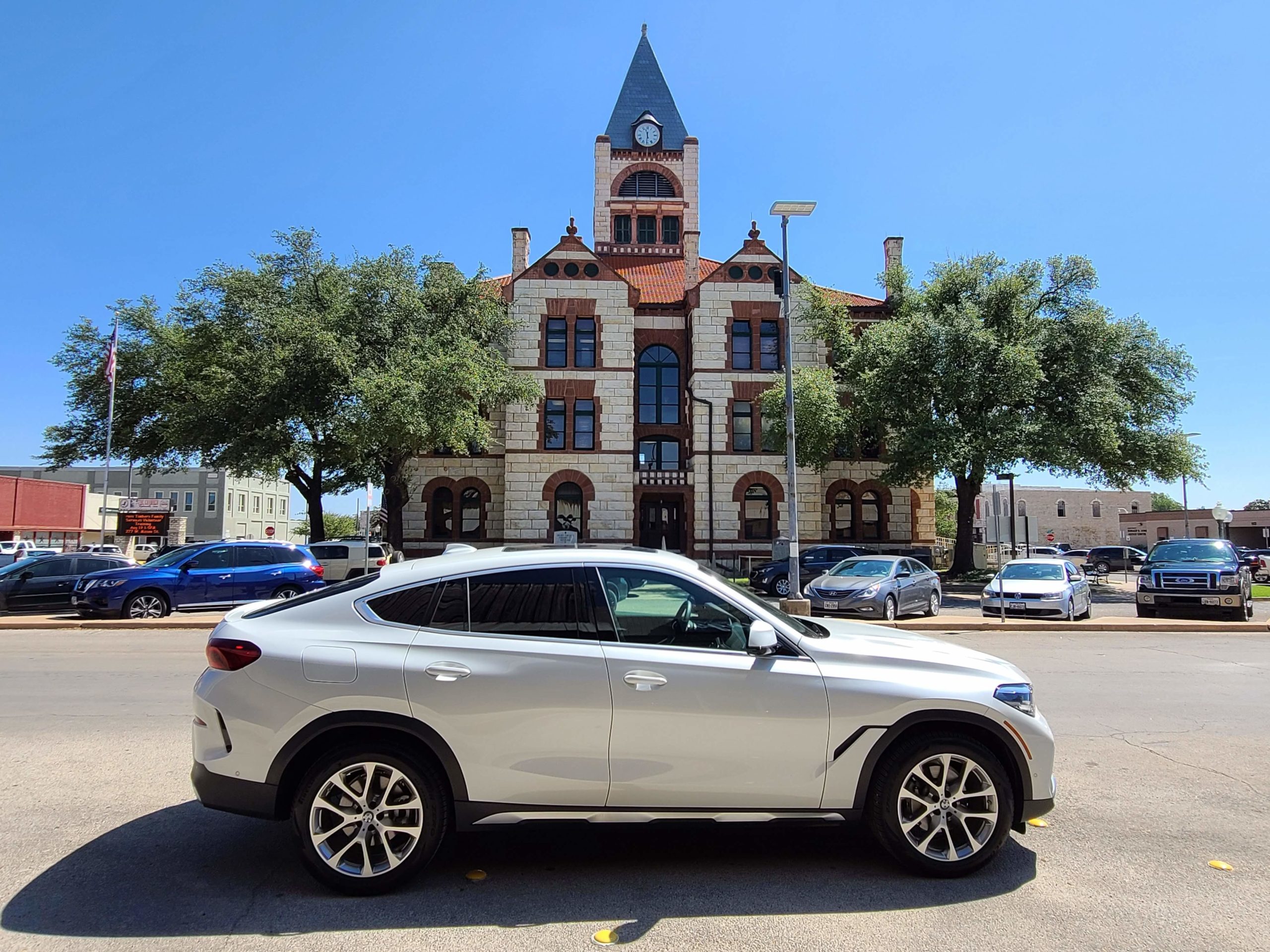 manejando bmw x6 blanco 4