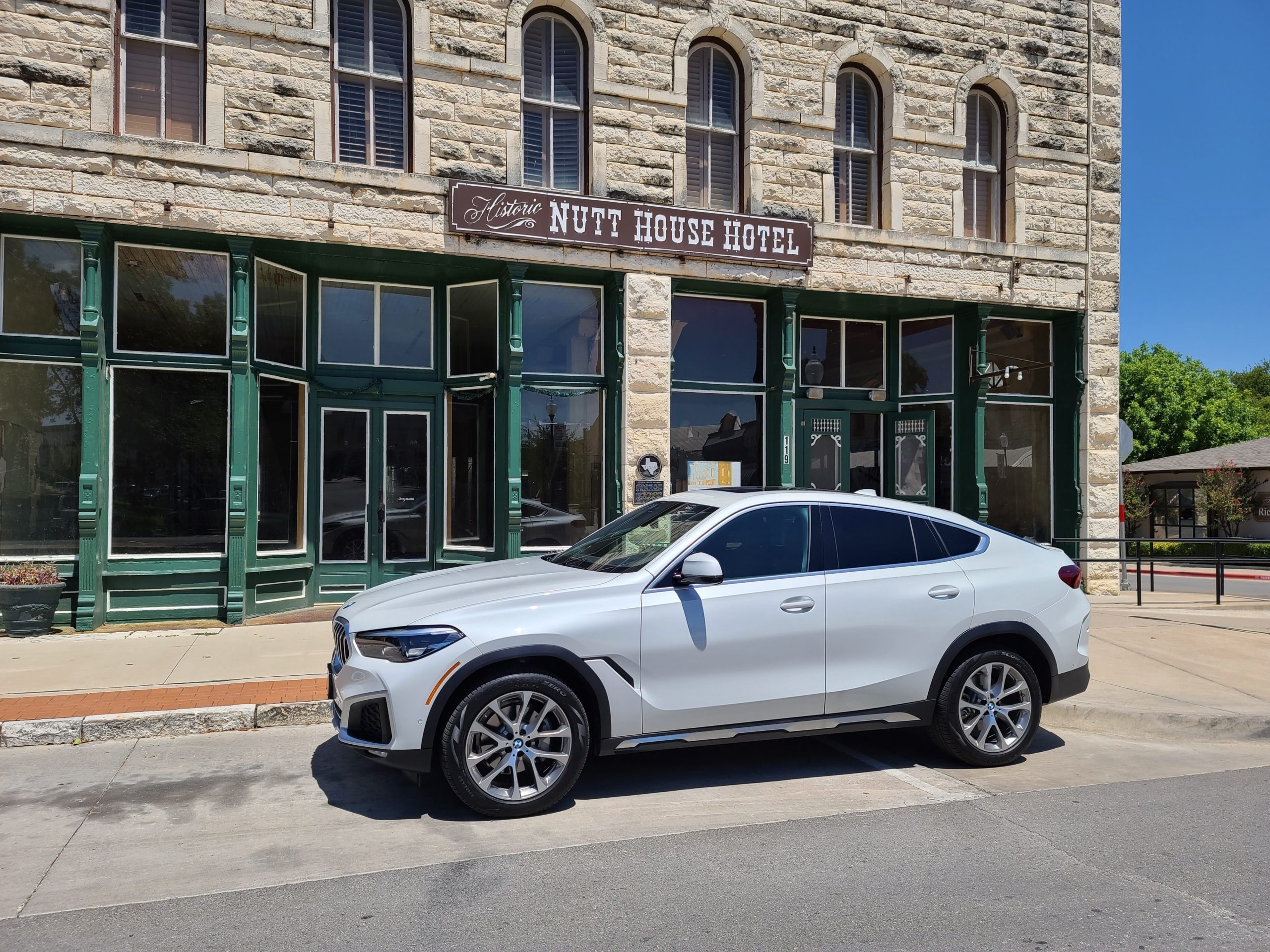 manejando bmw x6 blanco 7