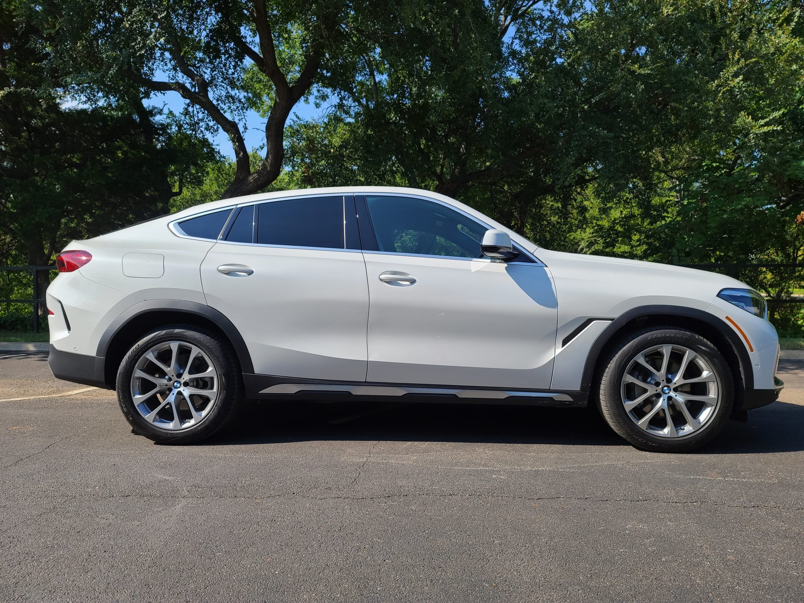manejando bmw x6 blanco 8
