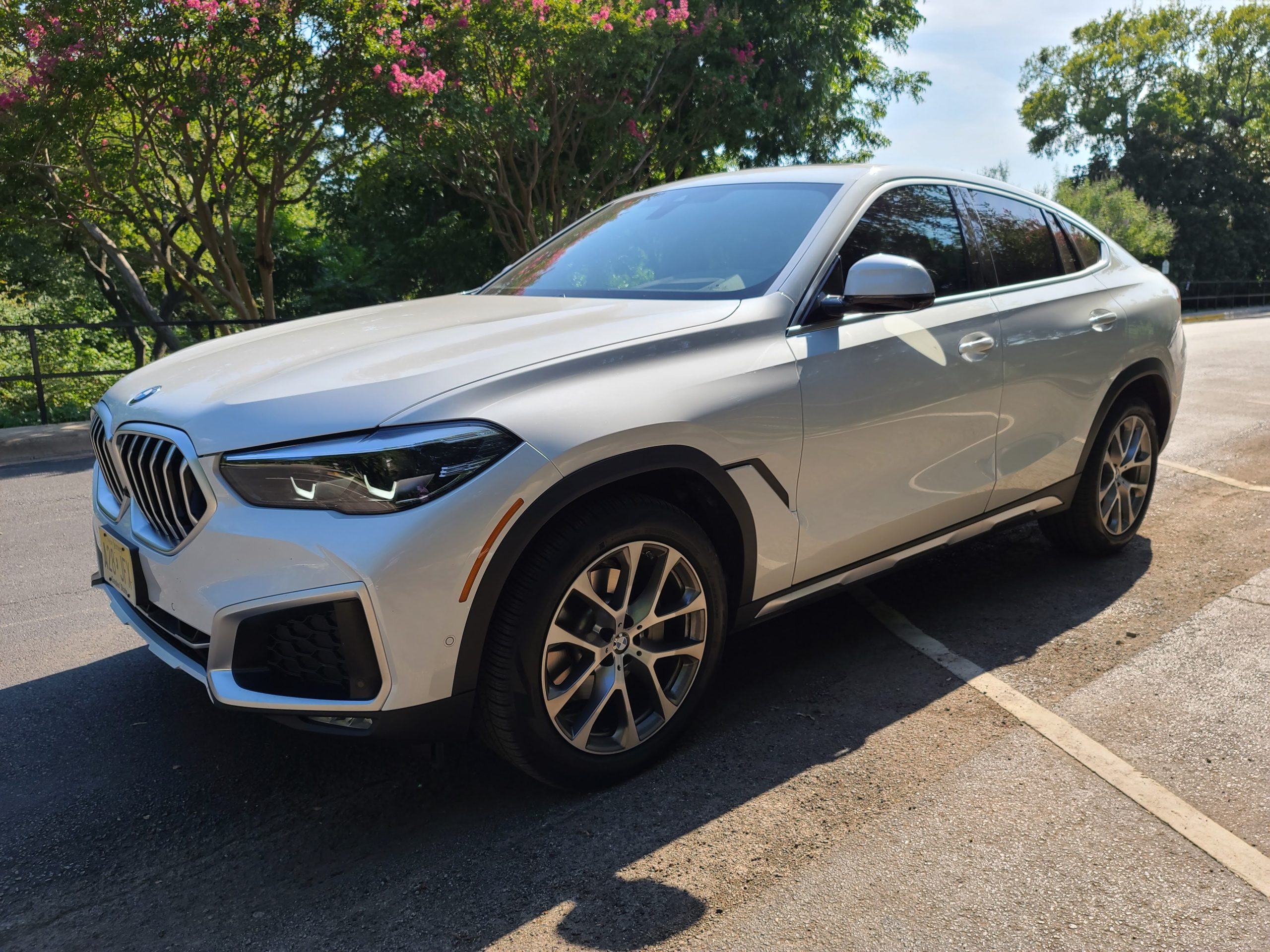 manejando bmw x6 blanco 9