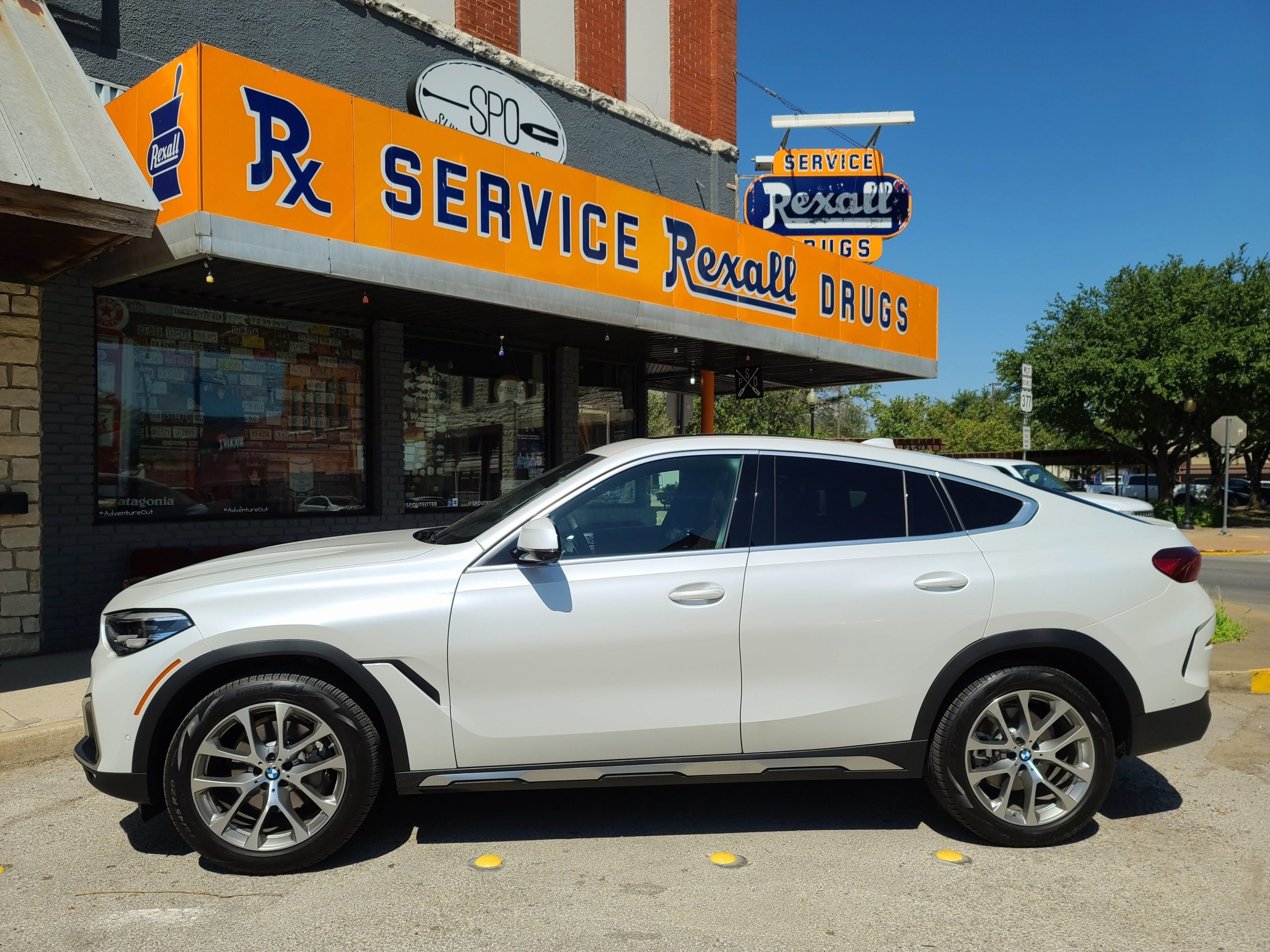 manejando bmw x6 blanco