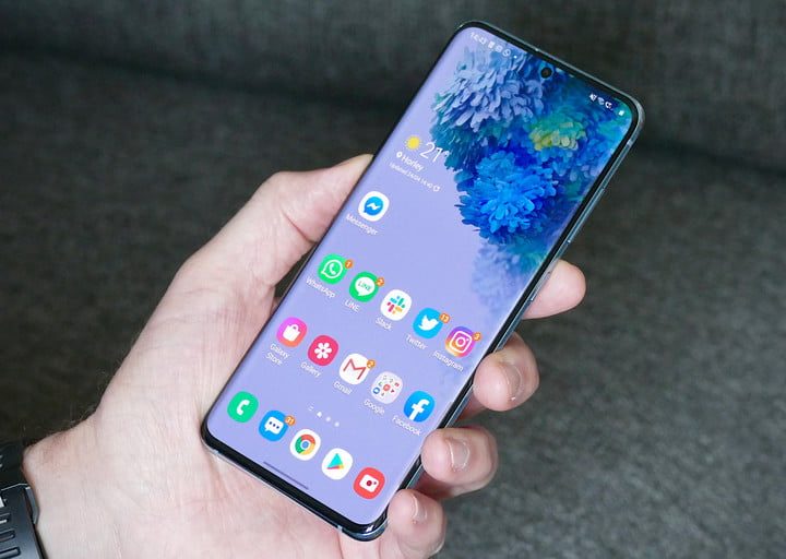 Samsung S20 mostrando la pantalla principal, en la mano de una persona para comparar el Galaxy Note 20 vs. Galaxy S20