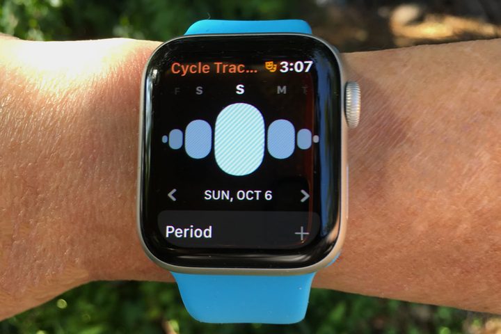 muñeca con el reloj inteligente de Apple y la aplicación Cycle Tracker para el seguimiento del período con el Apple Watch