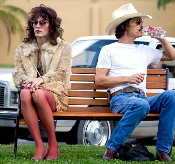Jared Leto y Matthew McConaughey en una escena de Dallas Buyers Club, sentados en un banco