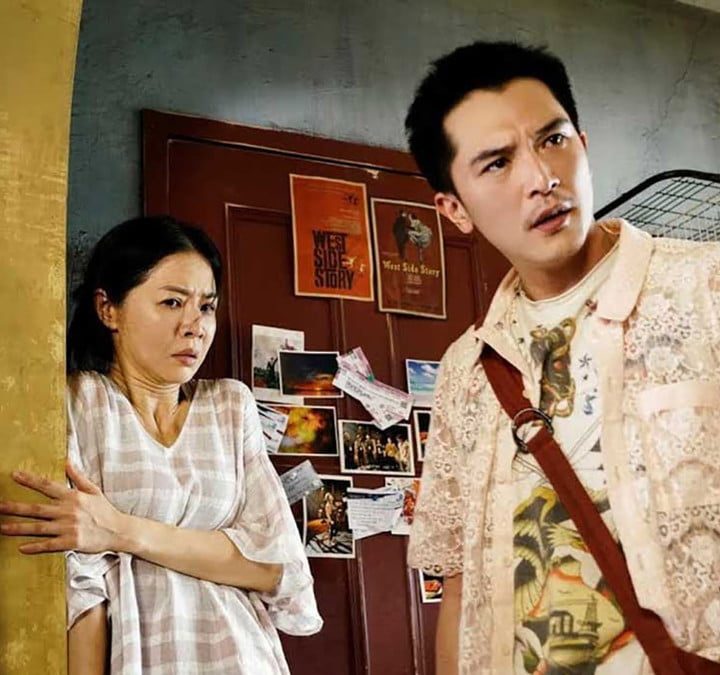 Escena de la película Dear Ex con una mujer y un joven en el interior de una casa