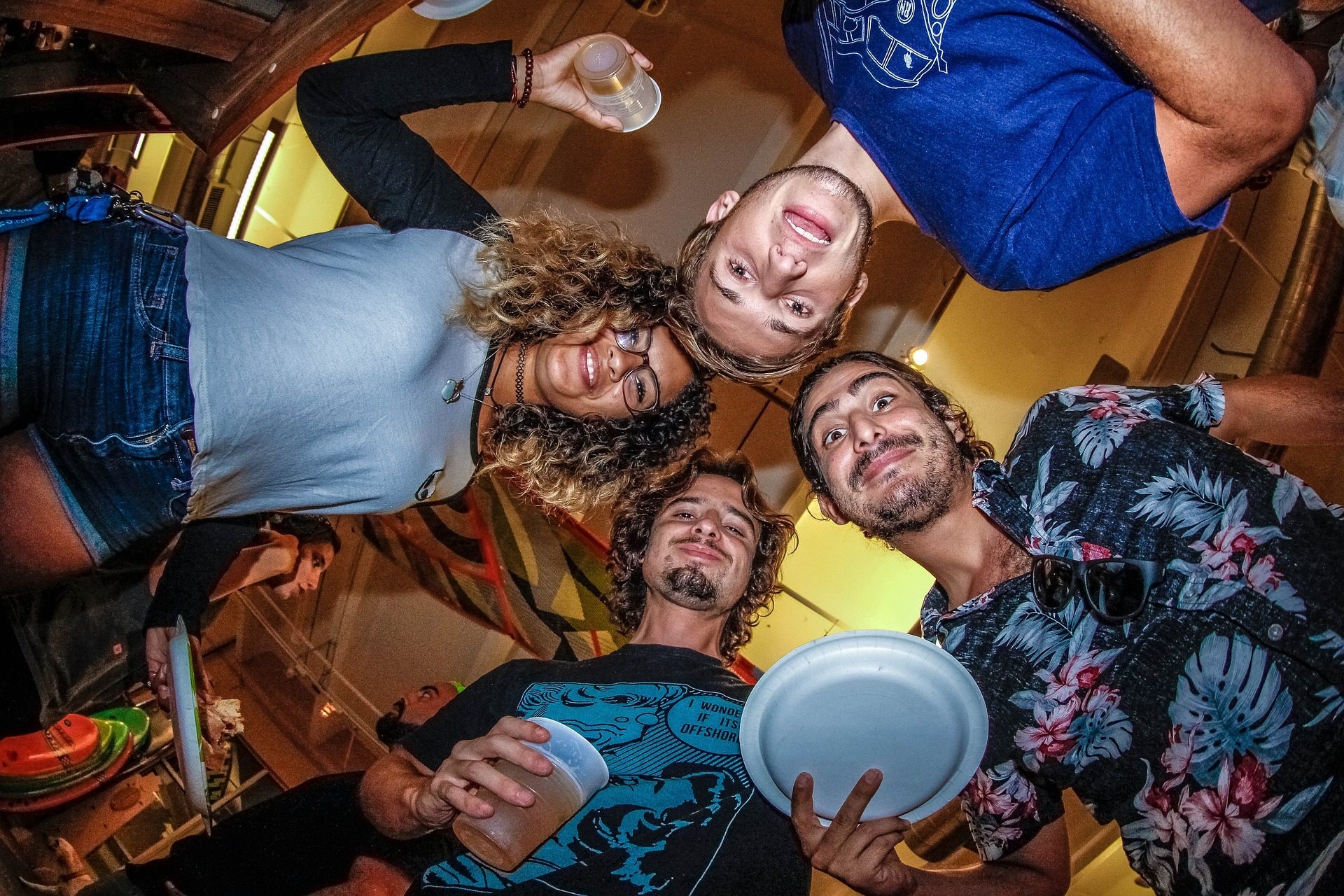 Un grupo de jóvenes en una fiesta