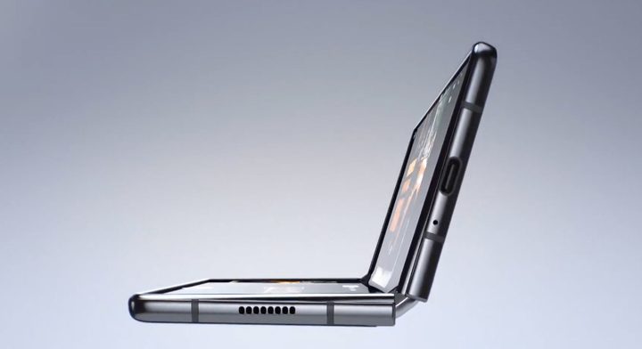 Galaxy Fold 2 colocado sobre una superficie